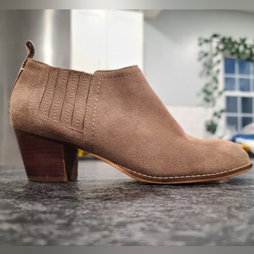 Dolce Vita Womens Size 7.5 Beige Taupe Suede Slip On Bootie Shoe 2" Block Heel